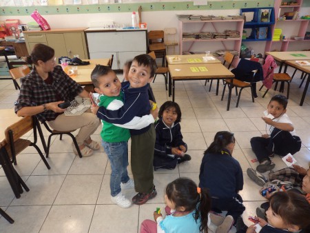 Intercambiando chocolates por el día de la amistad